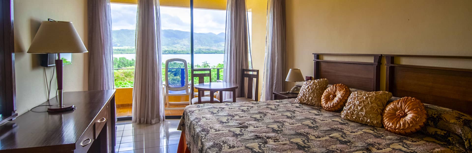Habitación del Hotel Farallón del Caribe, Pilón, Granma, Cuba Travel